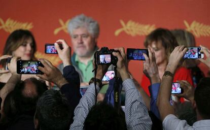 Pedro Almodóvar y las protagonistas de 'Julieta', fotografiados antes de la rueda de prensa en la que han presentado la película.