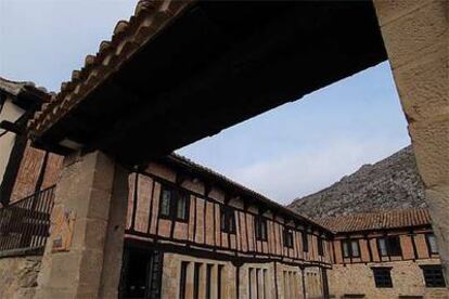 La posada de Santa María la Real, en Aguilar de Campoo, se ubica en un edificio anexo al monasterio del mismo nombre, del siglo XII.