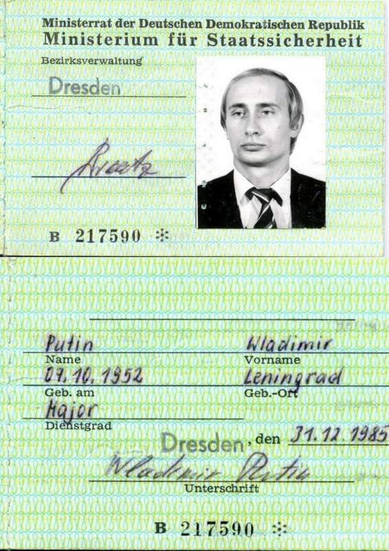 Carnet de la Stasi, el servicio secreto de la RDA, a nombre de Putin cuando era agente del KGB en los años ochenta.