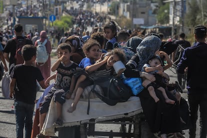 Palestinos abandonan el norte de Gaza para dirigirse a las zonas del sur de la Franja, este viernes.
