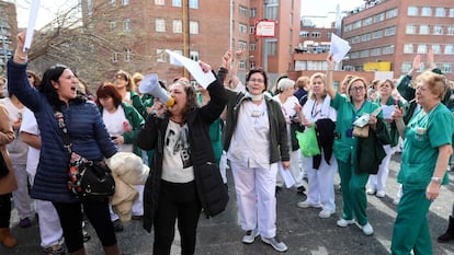 Trabajadoras de la limpieza del Hospital Clínico protestan este miércoles por la sanción a cuatro de ellas por denunciar la falta de material para realizar su labor.