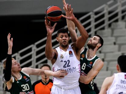 Tavares agarra un rebote ante Papagiannis. euroleague