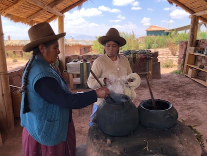 Las mujeres de la comunidad Warmi trabajan las lanas.