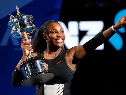 Serena Williams sostiene su trofeo 23 de Grand Slam, en Australia (2017)