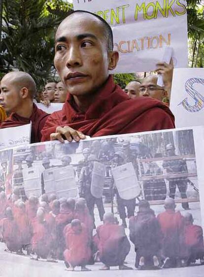 Protesta en la embajada birmana en Colombo.