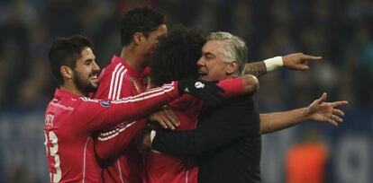Isco,Varane y Marcelo se abrazan con Ancelotti.