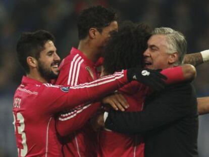 Isco,Varane y Marcelo se abrazan con Ancelotti.