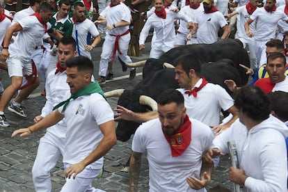 Los corredores han tenido que ir deprisa, por la velocidad de los astados, en este primer encierro de los sanfermines de 2019.