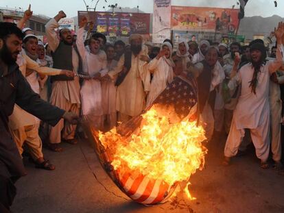 Paquistan&iacute;es sun&iacute;es pro talibanes queman una bandera estadounidense el pasado 25 de mayo