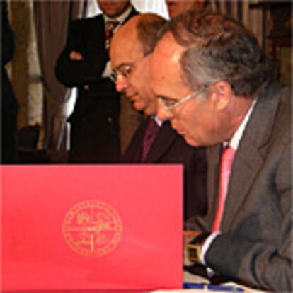 El rector Francisco Duque y el presidente de Caja Extremadura, Jesús Medina