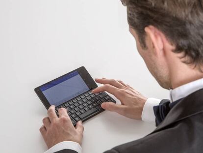 Un hombre utiliza el Gemini PDA.