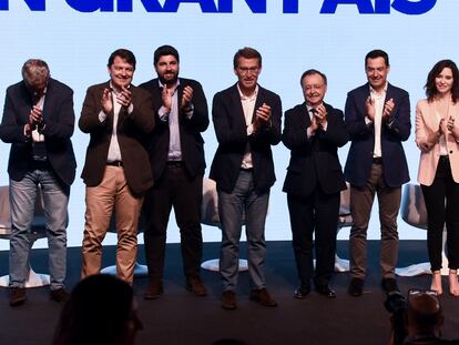 Alberto Núñez Feijóo, en el centro, con, desde la izquierda, los presidentes de Galicia, Alfonso Rueda; Castilla y León, Alfonso Fernández Mañueco; Murcia, Fernando López Miras; ; Ceuta, Juan Jesús Vivas; Andalucía, Juanma Moreno; y Madrid, Isabel Díaz Ayuso; en la XXV Interparlamentaria Popular, el 17 de septiembre en Toledo.