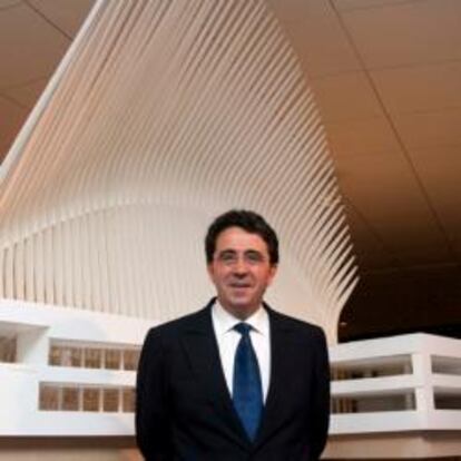 Santiago Calatrava, frente a una maqueta de uno de sus diseños