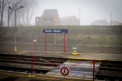 "¿Ronse? Quiere usted decir Renaix, ¿no?", dice el vendedor de billetes de tren detrás del mostrador de la estación de Tournai (Valonia). No es un error de pronunciación, es la manera de llamar a esa ciudad en dos idiomas diferentes: francés y neerlandés. En Bélgica hay 15 municipios en los que funciona lo que llaman "facilidades lingüísticas", es decir, que los ciudadanos pueden hacer uso en ambas lenguas de la Administración pública y del sistema educativo. El letrero de la estación de ferrocarril de Ronse (neerlandés) o Renaix (francés), anuncia que estamos en uno de ellos.