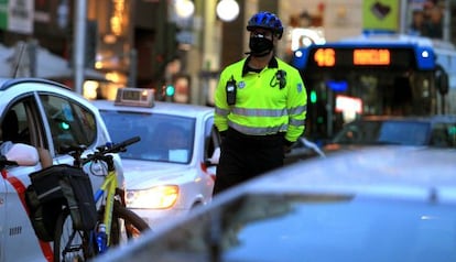 Un agente de movilidad vigila el trafico en las calles de Madrid. 