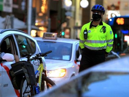 Un agente de movilidad vigila el trafico en las calles de Madrid. 