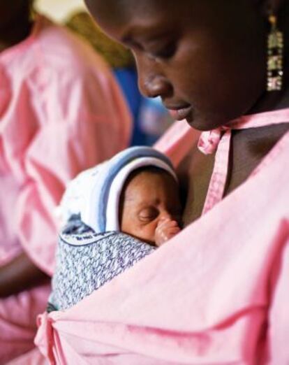 Una madre lleva a su bebé prematuro con el método canguro en un hospital de Bamako (Malí).