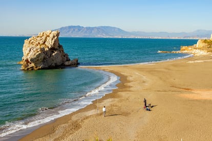 La playa del Peñón del Cuervo, en la costa malagueña.