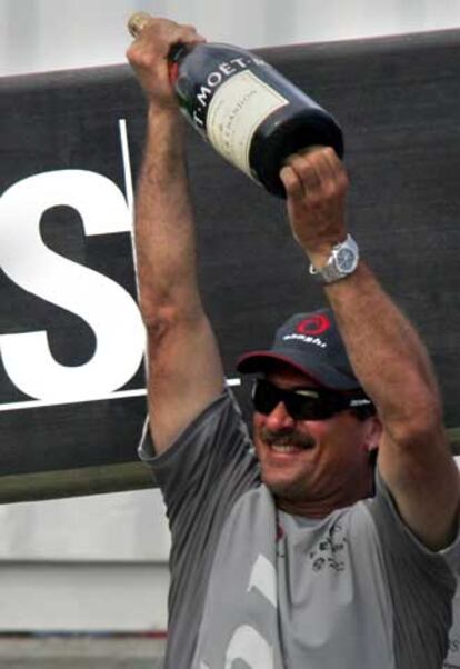 Peter Holmberg celebra el triunfo del <i>Alinghi</i> en Valencia.