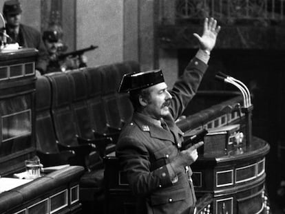 El teniente coronel Tejero irrumpe pistola en mano en el Congreso de los Diputados, el 23 de febrero de 1981.