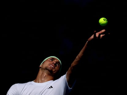 Zverev se dispone a servir durante el partido contra Norrie en la Margaret Court Arena.