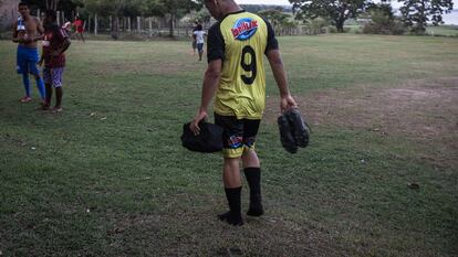 ‘Vel’, hijo de Haroldo Betcel, quien fuera el mejor futbolista de la localidad, jugó con el mismo número 9 que jugaba su padre, durante un partido entre el equipo local de Tiningu y un club de Santarém.