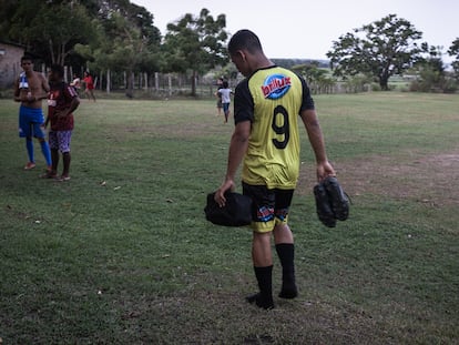 ‘Vel’, hijo de Haroldo Betcel, quien fuera el mejor futbolista de la localidad, jugó con el mismo número 9 que jugaba su padre, durante un partido entre el equipo local de Tiningu y un club de Santarém.