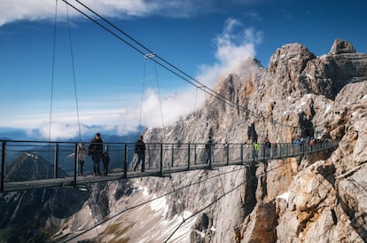 Desde la montaña más alta de Estiri se ven en días claros Chequia y Eslovenia. Emociones fuertes procura la escalera que lleva a la nada: un estrado de cristal que, tras 14 escalones, sitúa en el ancho espacio abierto entre las montañas, a unos 400 metros sobre el precipicio. Tampoco es moco de pavo el paseo sobre el puente colgante (en la foto): una prueba de 100 metros de largo, eso sí, con unas vistas inolvidables. En la medida de lo posible, habrá que relajarse y disfrutar del momento.