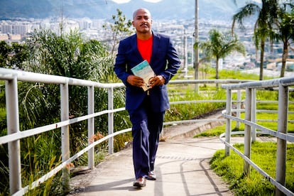 André Ramos, integrador social, posa para una foto en Río de Janeiro.