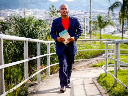 André Ramos, integrador social, posa para una foto en Río de Janeiro.
