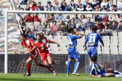 Los sevillistas Jordi y Ramos celebran el primer tanto de su equipo en el estadio Lluis Companys.