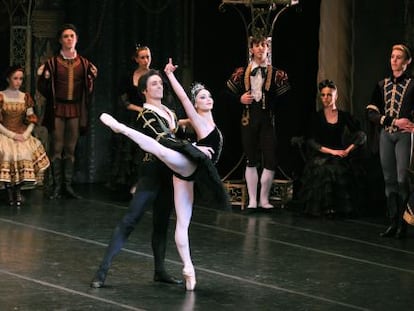 Ángel Corella y Sarah Lane en "El lago de los cisnes".
