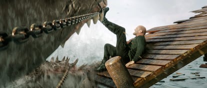 Jason Statham enfrentándose a un tiburón jurásico con la fuerza de sus muslos en 'Megalodon 2'.