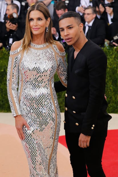 Olivier Rousteing, de Balmain, posó con Cindy Crawford.