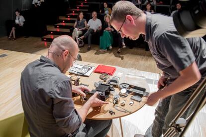 Kyle Wiens i Xavier Majoral intentant desmuntar una cafetera en una conferència a la Barcelona Design Week.