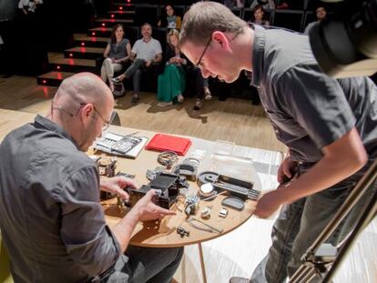 Kyle Wiens i Xavier Majoral intentant desmuntar una cafetera en una conferència a la Barcelona Design Week.