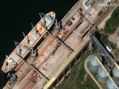 Un carguero con cereales, el 19 de mayo en el puerto de Sebastopol, en la península de Crimea, que Rusia se anexó ilegalmente en 2014.