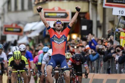 Nibali vence en solitario en Vía Roma anticipándose por segundos al pelotón.