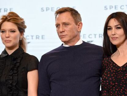 Da esquerda para a direita, os atores Lea Seydoux, Daniel Craig e Monica Bellucci durante a apresentação do filme 'Spectre'.
