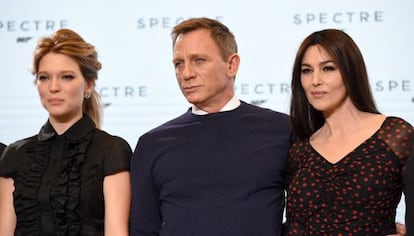 De izquierda a derecha,  los actores Lea Seydoux, Daniel Craig y Monica Bellucci durante la presentaci&oacute;n de la pel&iacute;cula &#039;Spectre&#039;.