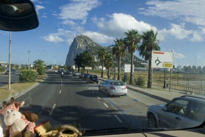 Vía que da acceso a la frontera de Gibraltar con La Línea.