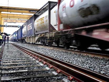 Primer tren de mercaderies que surt del Morrot amb ample de via europea, el 2010.