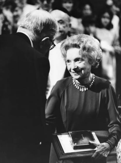 Nelly Sachs recibe el premio Nobel en 1961.