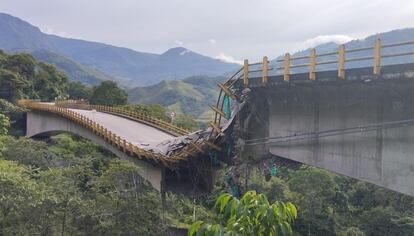 El puente Los Grillos presentó la caída de una de las secciones de la estructura por la reciente actividad sísmica