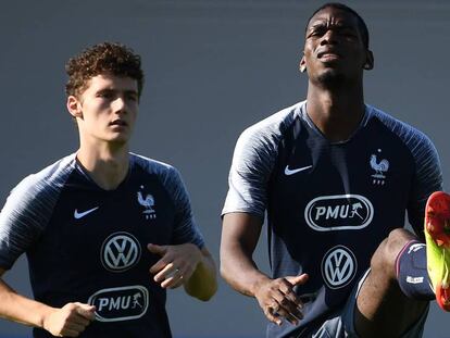 Pavard y Pogba, en un entrenamiento.