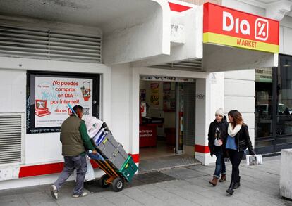 Entrada a un supermercado DIA en Madrid.