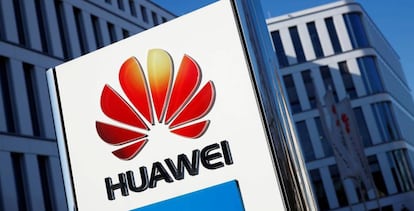 Logo de Huawei en su sede de Dusseldorf (Alemania)