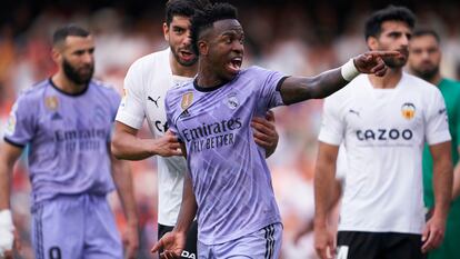 VALENCIA, SPAIN - MAY 21: Vinicius Junior of Real Madrid argues during the LaLiga Santander match between Valencia CF and Real Madrid CF at Estadio Mestalla on May 21, 2023 in Valencia, Spain. (Photo by Mateo Villalba/Quality Sport Images/Getty Images)