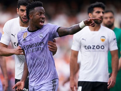 VALENCIA, SPAIN - MAY 21: Vinicius Junior of Real Madrid argues during the LaLiga Santander match between Valencia CF and Real Madrid CF at Estadio Mestalla on May 21, 2023 in Valencia, Spain. (Photo by Mateo Villalba/Quality Sport Images/Getty Images)