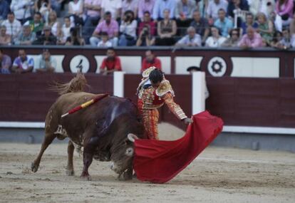 Iván Fandiño, en su faena a 'Fascinador', el segundo toro de su lote.